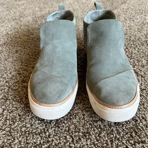 Women’s size 9 Toms sneaker shoes.